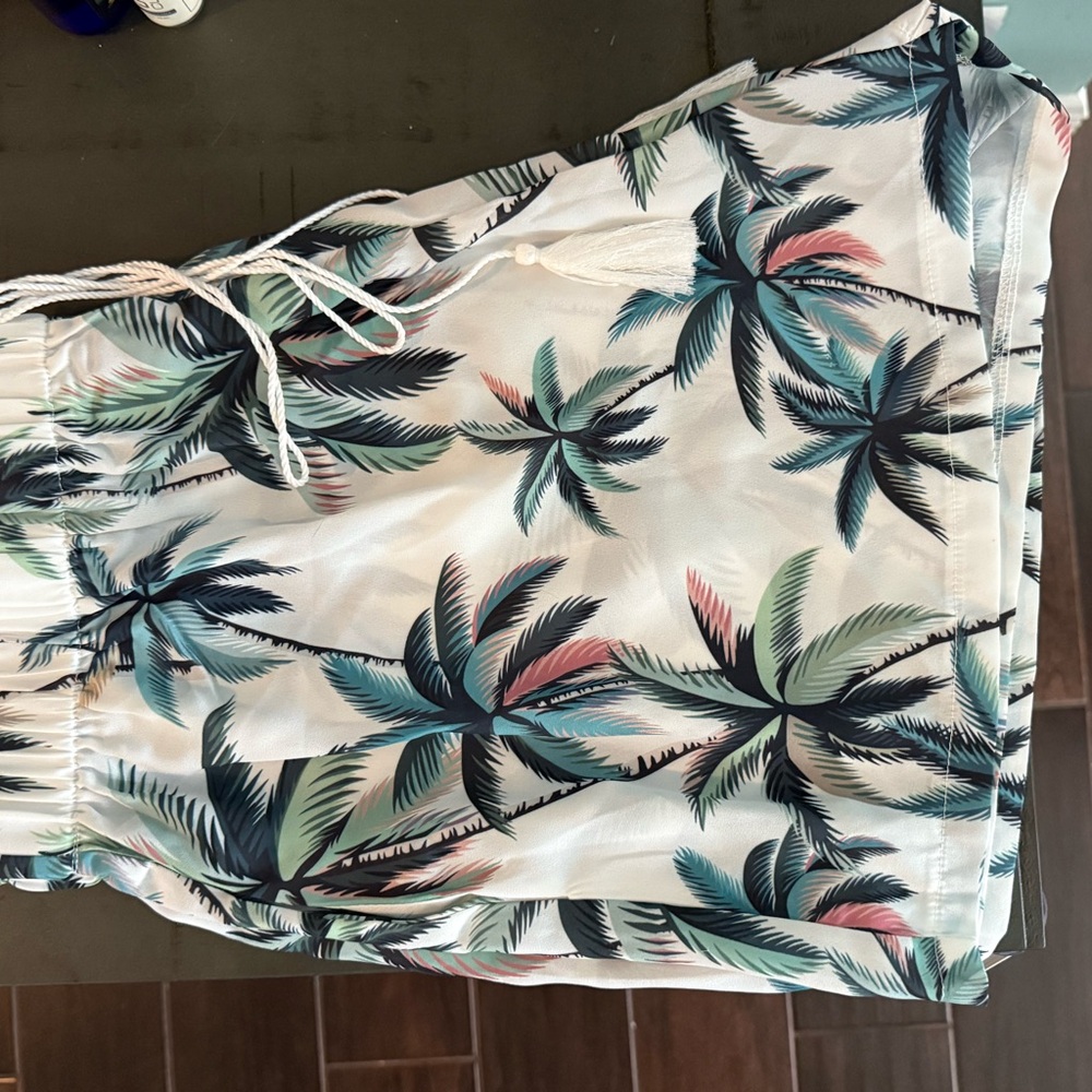 Cupshe White Tropical Print Women Shorts